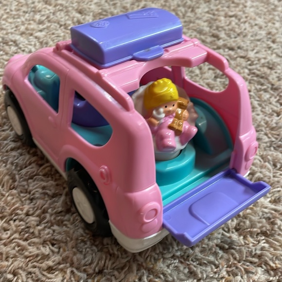Fisher Price little people car with 3 people - Picture 2 of 6